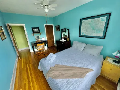 Artsy Homey Rowhouse, 3bdrm & office, quiet urban area, free parking, fast WiFi Hotels near Evergreen Museum Library