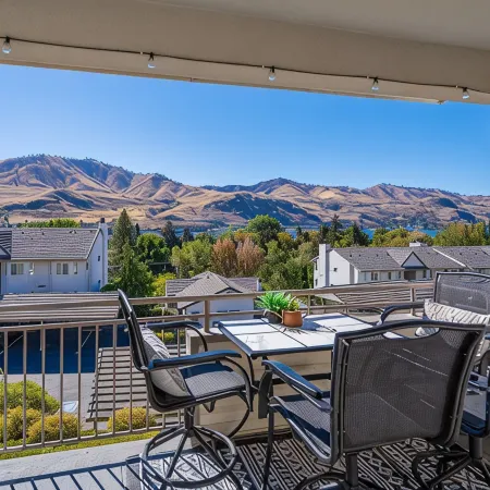 Cozy Chelan Condo, Lake & Mountain Views Отели в г. Челан