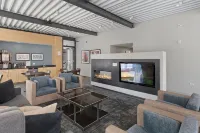 Executively Appointed Condo, w/resort amenities, IND GAR, Pool, Gym+ Biz Lounge