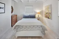 Charming 2-bedroom house on Chappy with pool, Tennis, pickleball, WiFi and AC