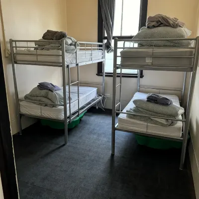 Emu Backpackers Perth - note - Valid Passport required for check in Hotel dekat Stasiun Kereta Perth