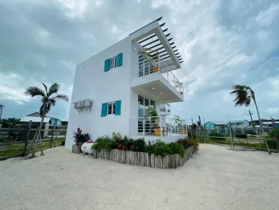 2nd Floor Casita. Short walk to town. On the river! โรงแรมใน