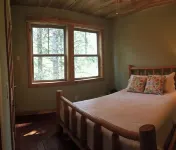 The Elk Run Lodge-close to town, hot tub, game table, Apple TV and fire pit.