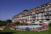 Hôtel Barrière l'Hôtel du Golf - Beach