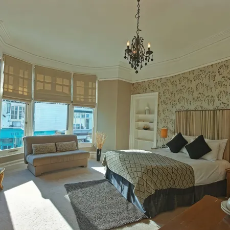 Monties Guest House - Adults Only