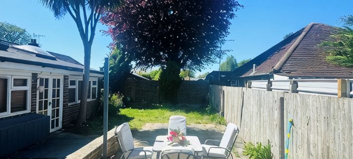 Spacious 4BR house close to Gatwick Airport. Hotels in Crawley