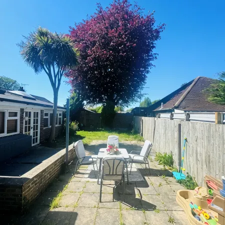 Spacious 4BR house close to Gatwick Airport.