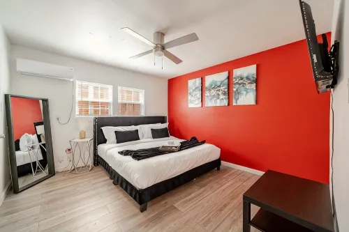 NEW Montrose Gem! Central to Downtown HTX, NRG, & the Museum District. - Condos