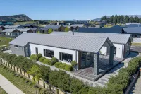 Lake View Heights - Luxury large modern House (244 sq mtr)