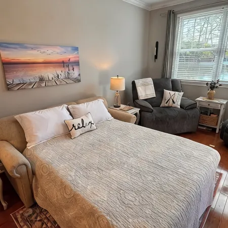 Norris Nook-1 bedroom lakeview condo at Waterside Marina, near "The Loyston"
