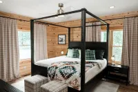 Upscale 5BR Cabin at Deep Creek - 4 King Suites + Hot Tub & Dog Friendly