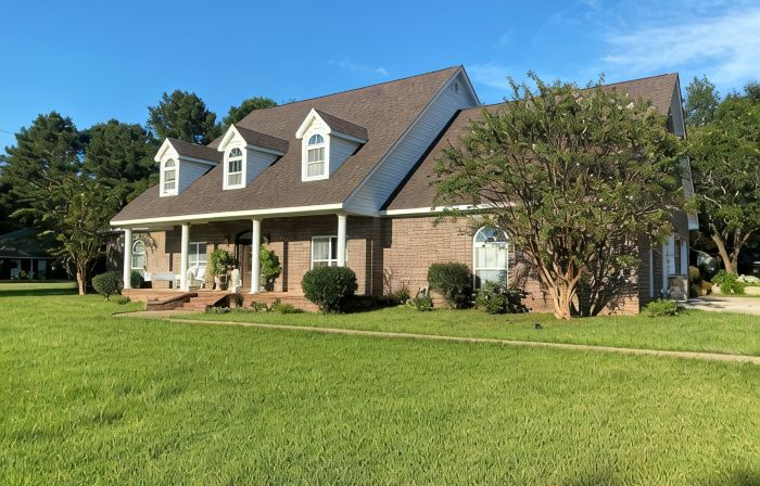 Southern Comfort Home with pool.  Large 5 bedroom home in West Hattiesburg.