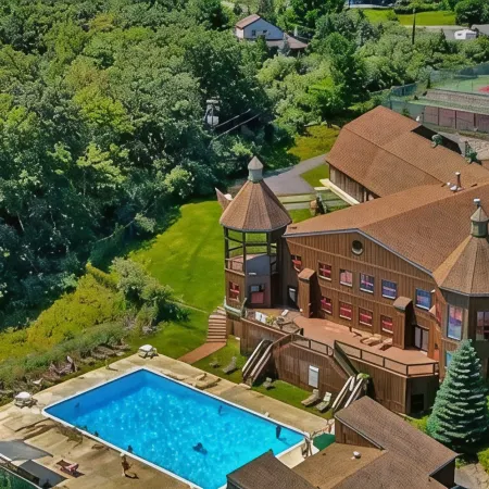 Paradise rediscovered 3-bedroom chalet in amenities rich lake community