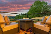 Serenity Villa: Luxurious Retreat with Hot Tub, Rooftop Deck & Mountain View's - 4 tähden