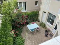 VILLA BEACH ENTRANCE - Full ground floor with free parking - Wifi