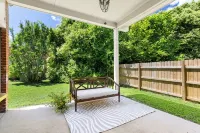 Luxury King Suite, 125-yr historic home, 2 blocks from Main St. Crib included