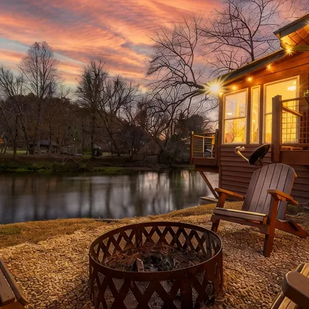 Toccoa Riverside Cabin: Pet-Friendly, Hot Tub, Firepit & Prime Fishing Retreat