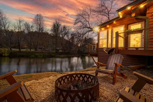 Toccoa Riverside Cabin: Pet-Friendly, Hot Tub, Firepit & Prime Fishing Retreat - 샬레 호텔