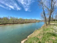 The Betty - Elk River Front Tiny Cabin in Noel, MO