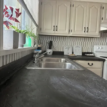 Boho 3-bedroom apt with fully supplied kitchen, WiFi, AC - Oldest Home in Oswego