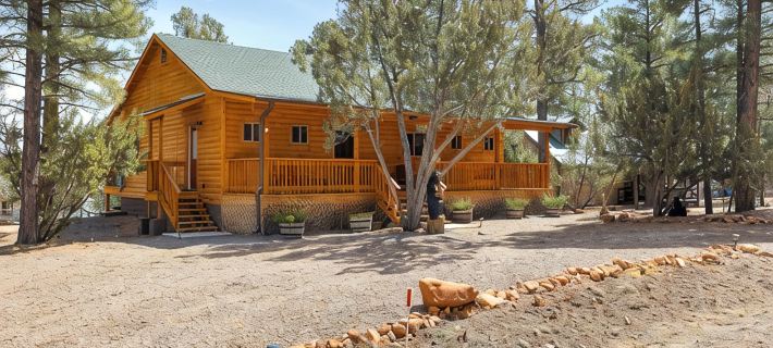 Charming 2-bedroom Cabin with WiFi, Wood Stove and AC in serene Heber-Overgaard! Hotels in Heber-Overgaard