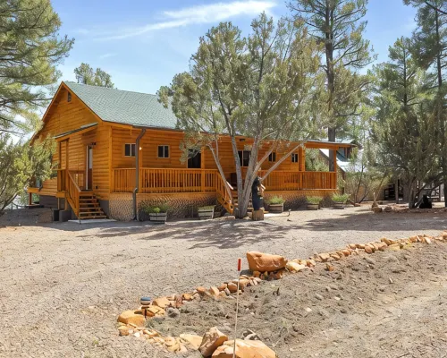 Charming 2-bedroom Cabin with WiFi, Wood Stove and AC in serene Heber-Overgaard! Ξενοδοχεία στην πόλη Heber