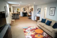 1-bedroom apartment, sleeps 4, in lovely Pilot Mountain-walk to Main st! Unit 2