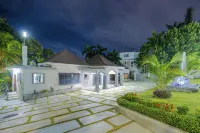 Luxurious 6-bedroom villa with  pool, bar, fire pit in gorgeous St. James Parish - 4-Star