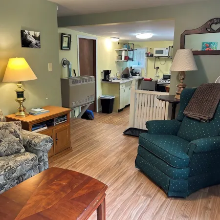 The Bungalow. Cedar shake cabin near Mount Bohemia, boat launch, beach. Private