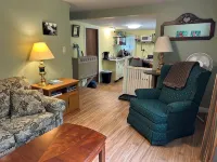 The Bungalow. Cedar shake cabin near Mount Bohemia, boat launch, beach. Private