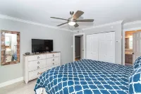 Seven Mile Beachfront Condo at Discovery Point - 4-Star