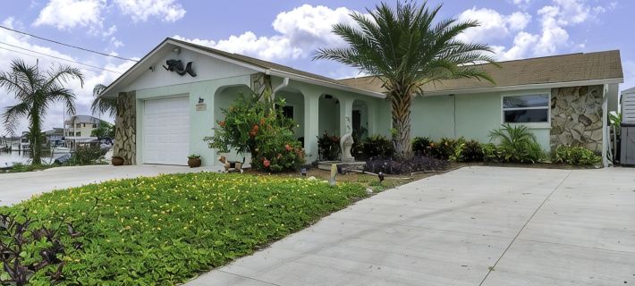 Waterfront-canal/w/Gulf view-pets welcome-private dock for a fee. Hotels in Pasco County