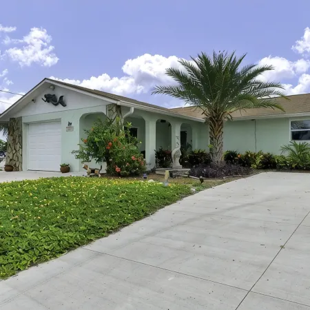 Waterfront-canal/w/Gulf view-pets welcome-private dock for a fee.