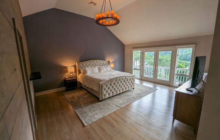 Candlewood Lake - Family Getaway with direct lake access. 3775 sqft home.