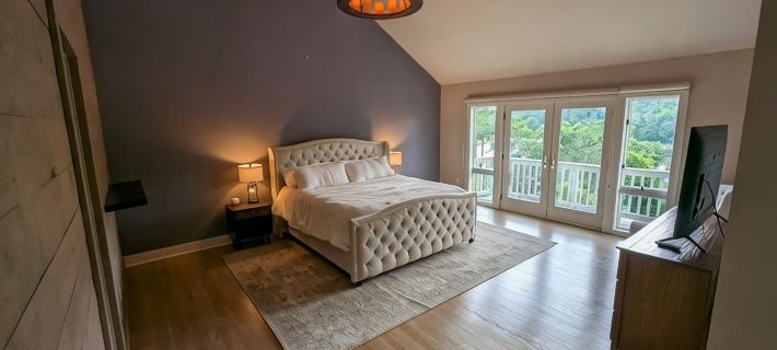 Candlewood Lake - Family Getaway with direct lake access. 3775 sqft home. Hotels in Danbury