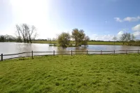 3 bed converted chapel with lake view - Homestays