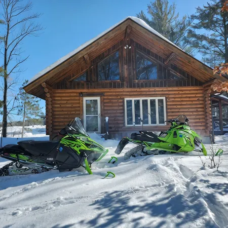 cozy lake house, full log cabin on beautiful shell lake, w/ wonderful loft. Отели в г. Шелл Лейк