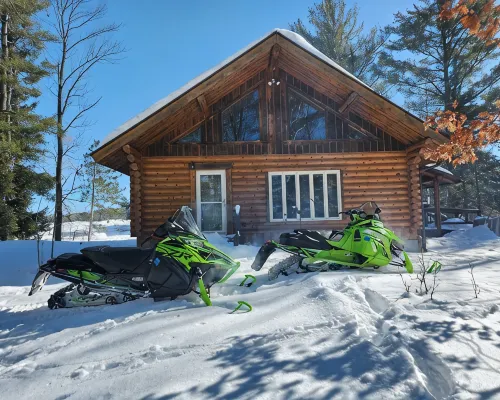 cozy lake house, full log cabin on beautiful shell lake, w/ wonderful loft. シェル・レイクのホテル