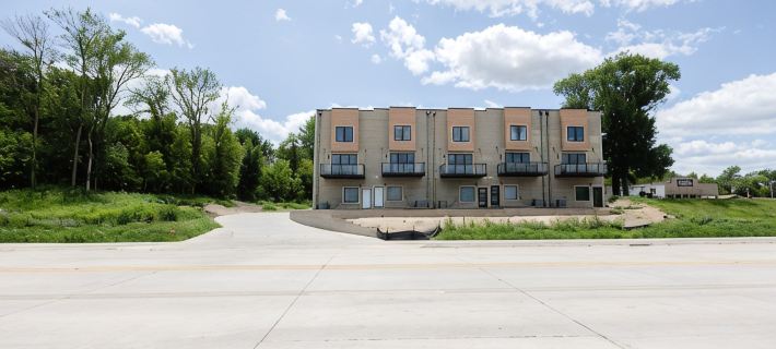 NEW CENTRAL PARK TOWNHOME w/ Golf Course view Across from Arnold's Park! Hotels in Arnolds Park