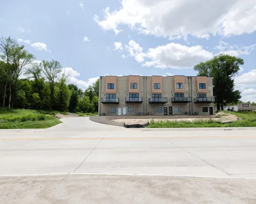 NEW CENTRAL PARK TOWNHOME w/ Golf Course view Across from Arnold's Park! Hoteles en Arnolds Park