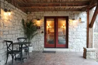 Charming Bed & Bath Suite Available Nightly