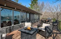 Riverview Home - walking trails - convenient location