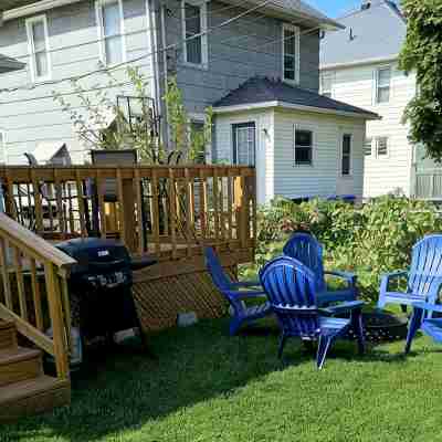 Sleeps 6, + 2 in Basement, Super Clean, Long Driveway, Fenced Yard w/Fire Pit Hotel Exterior