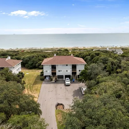 Scenic Caswell Beach! 3 Mins to Beach & Pool. Clean + Conveniently Located