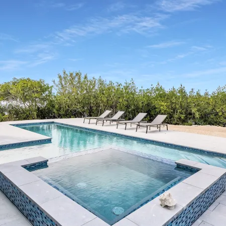 Island getaway with panoramic view, pool, spa, beach and rooftop access!