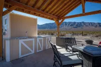 Secluded Western Retreat 3-bedroom house with EV Charger. Close to Death Valley - 3성급