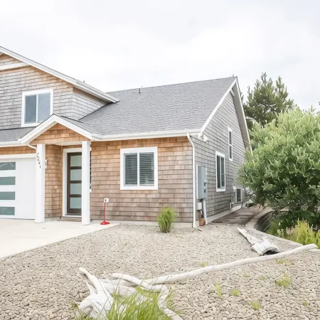New Modern Townhouse, only short walk to the beach