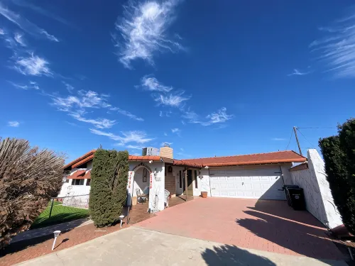 Charming 2-bedroom house with WiFi, AC in welcoming Yucca Valley - Homestays
