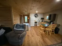 Beautiful Cabin Sleeps 4(up to 6) w/direct access to snowmobile and ATV trails! - Chalets