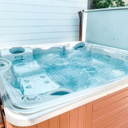 Shaw Haus - Quiet Home & Fun Backyard, Hot Tub, Gazebo